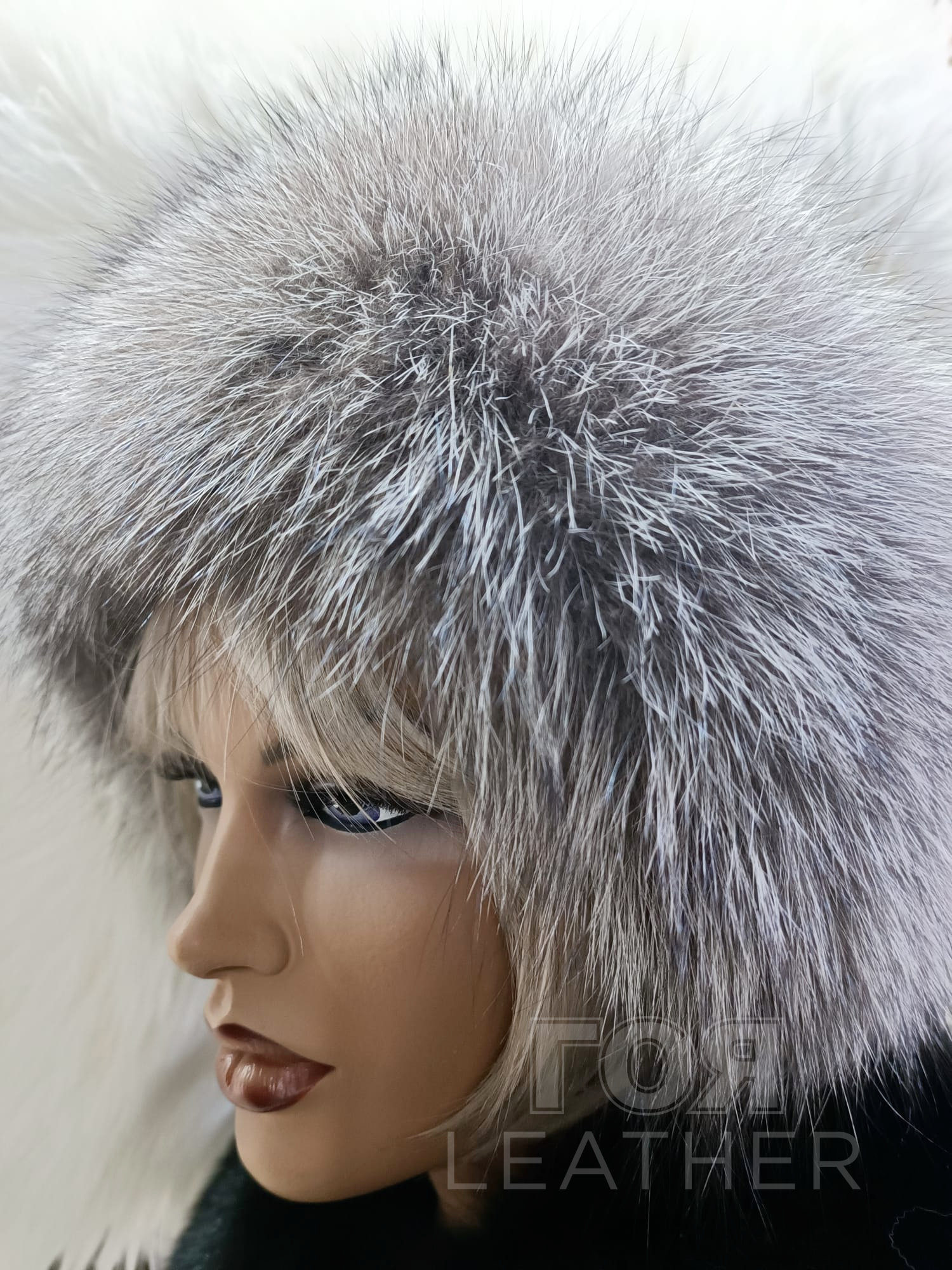 Дамска шапка - сребърна лисица от ГОЯ Leather. Луксозна дамска шапка изработена в комбинация от агнешка на па и натурална сребърна лисица.