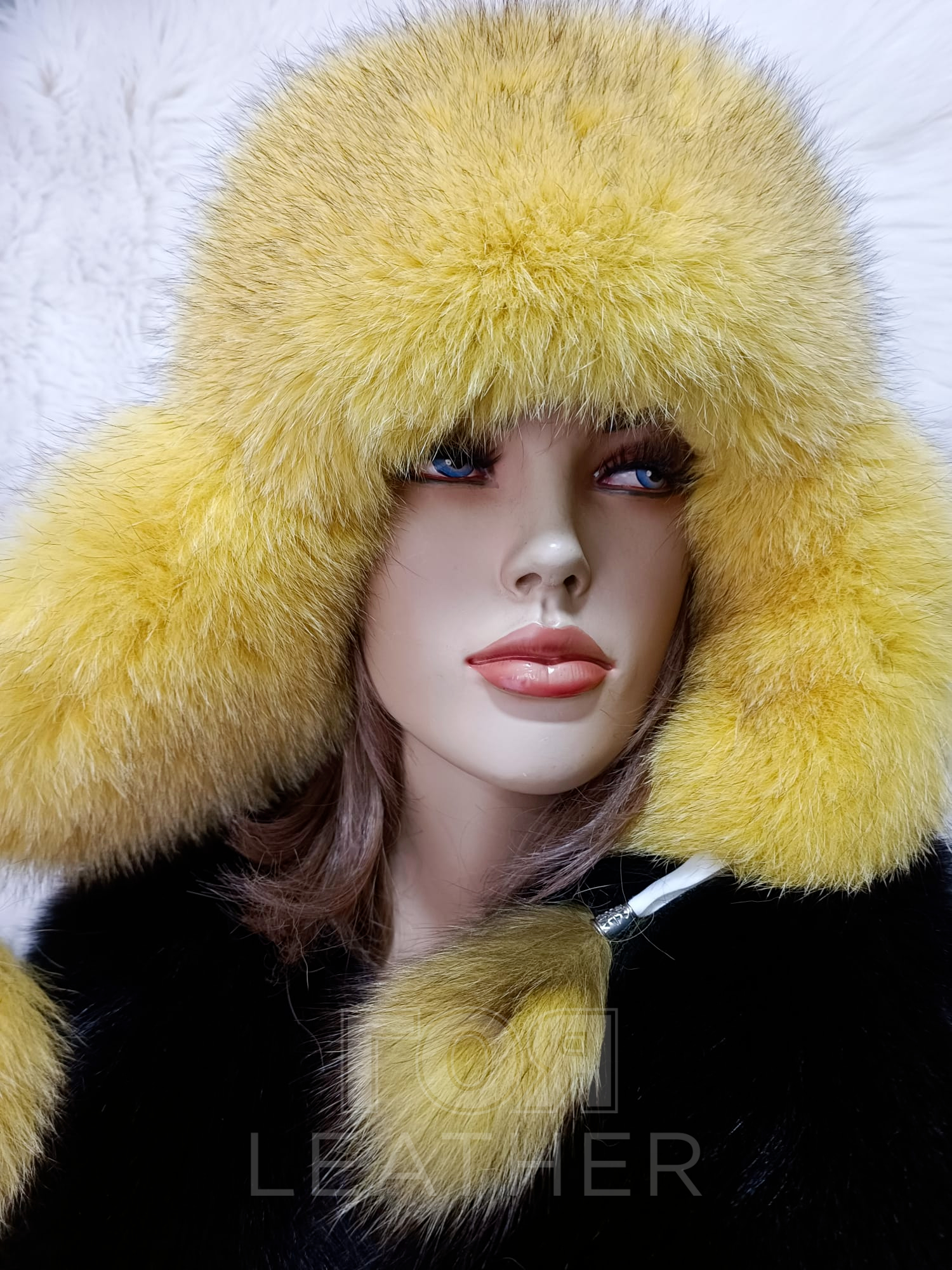 Дамска шапка ушанка от ГОЯ Leatner. Зимна шапка изработена от агнешка напа и лисица. 100% естествена кожа.