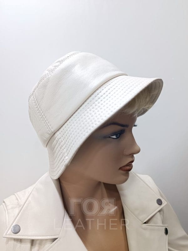 Дамска кожена шапка панамка бяла. Дамска кожена шапка панамка. Дамска шапка панамка от ГОЯ Leather. Шапка-панамка изработена от 100% естествена кожа .