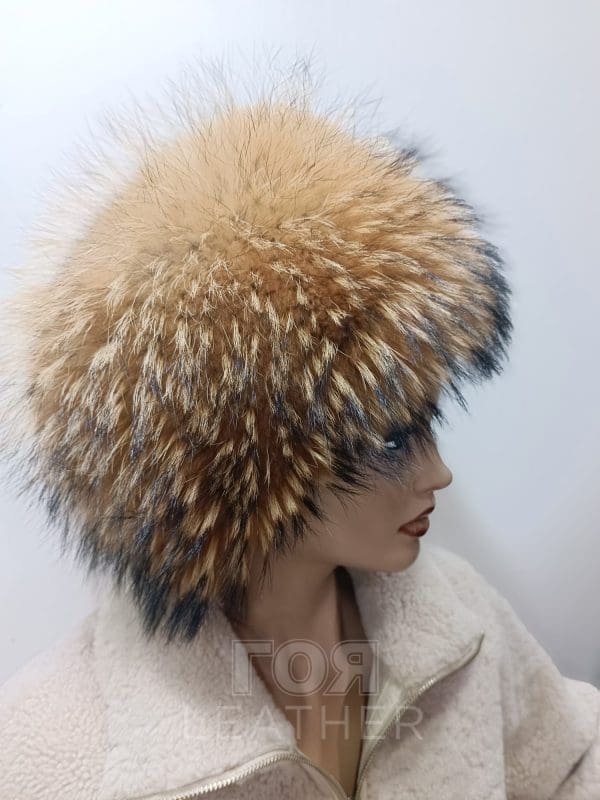 Луксозна дамска шапка от ГОЯ Leather. Моделът е изработен 100% естествена кожа- енот.