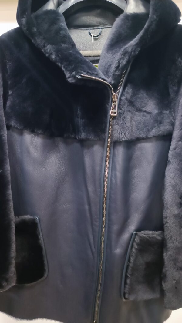Дамски олекотен кожух от ГОЯ Leather. Нов модел, изключително лек дамски кожух с права кройка стил оверсайз .Изработен е от агнешка тула с покритие напалан, предпазващо от влага. Моделът е с прикачени външни джобове и неподвижна качулка. Страничните ципове на кожуха подсилват комфорта при носене. Кожух с модерна визия, лек и комфортен за носене.