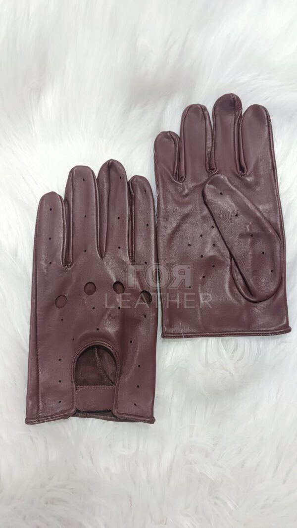 Мъжки шофьорски ръкавици в кафяво от ГОЯ Leather. Ръкавиците са изработени от 100% естествена агнешка напа.