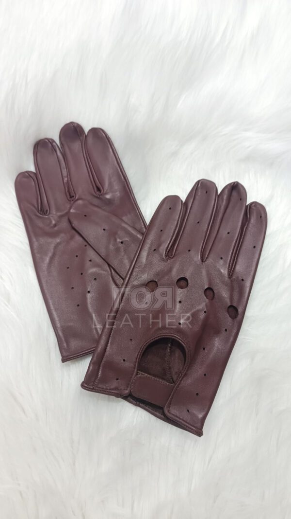 Мъжки шофьорски ръкавици в кафяво от ГОЯ Leather. Ръкавиците са изработени от 100% естествена агнешка напа.