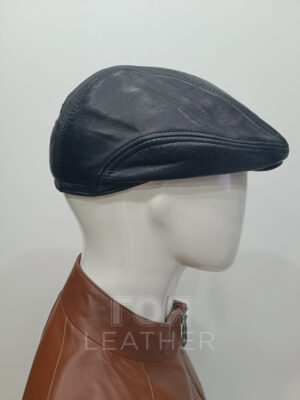 SH-08 | ЦВЯТ: Черен Мъжка шапка-каскет SH-08 е модел с калсическа форма изработен от 100% естествена агнешка напа. Шапката има скрити ушанки, които покриват тила и ушите. Топла вътрешна част от полар.  Две отваряеми капси над козирката.