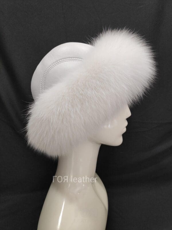 Дамска кожена шапка с лисица от ГОЯ Leather. Кожена шапка изработена от 100% естествена кожа.