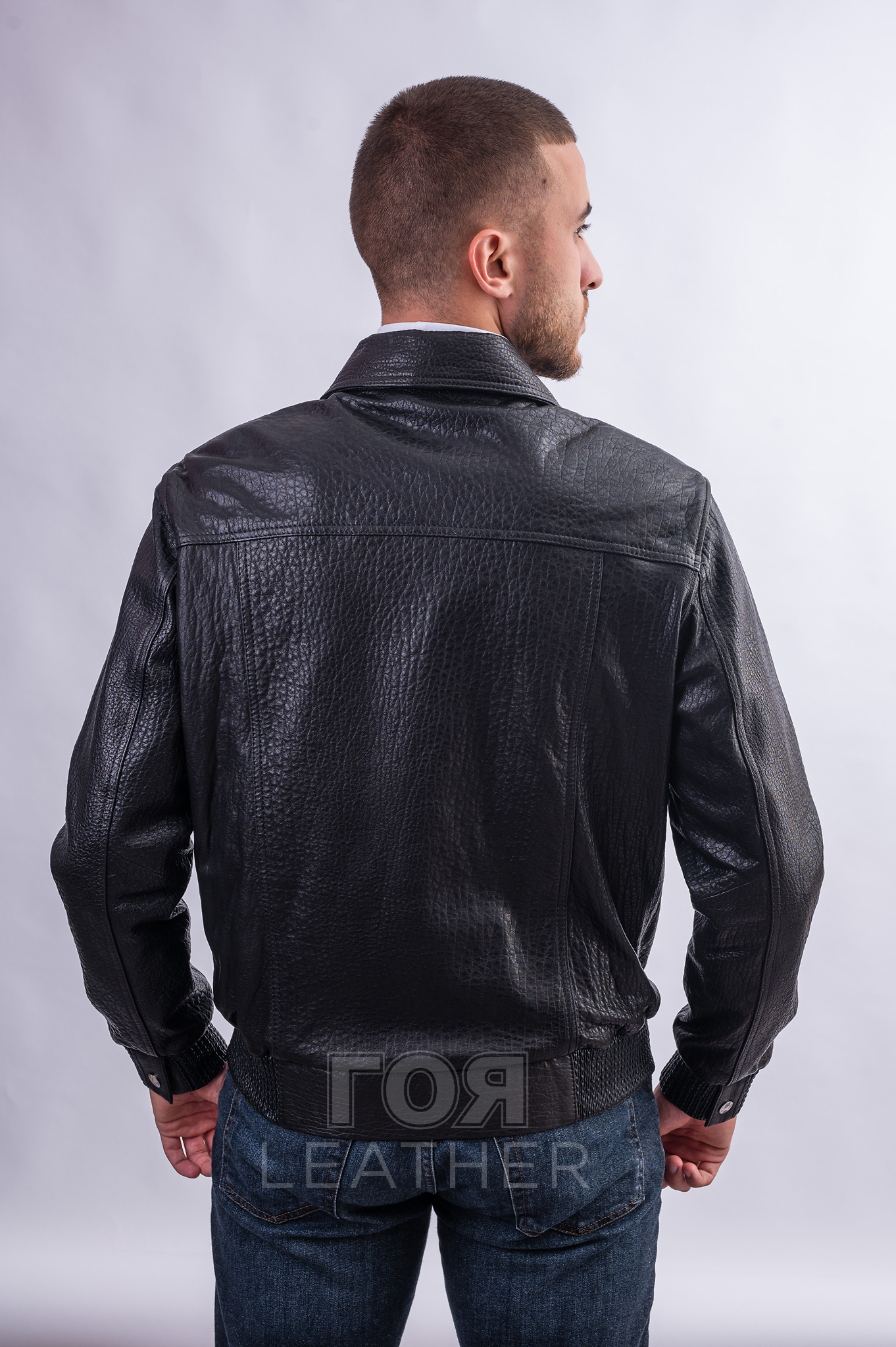 Мъжкото яке от естествена агнешка кожа в черен цвят VK- E 290 ще ви помогне да създадете своя ненадминат уникален стил. Един от най-популярните модели мъжки якета от естествена кожа. Подобни модели с различни дизайнерски опции са включени във всяка нова колекция. Късо кожено яке в стил бомбър. Кожен ластик на ханша  и маншетите. Затваряне с цип. В предната част има традиционни джобове с капак. Два джоба от вътрешната част Много удобен, атрактивен модел е ушит от висококачествена естествена агнешка кожа. Тя е мека и еластична, има характерен релеф и блясък. Издръжлива, без мирис, лесна за почистване. . Яката тип риза внася класика и собствена „жизненост“ във визията. Но при ветровито време може да се повдигне за по-голям комфорт.