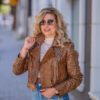 Ексклузивно късо кожено яке модел VK- 2323 от ГОЯ Leather. Нов модел изработен от висококачествена агнешка кожа . Модела е в оригинален цвят с кроко е ефект. Ексклузивно късо дамско кожено яке модел VK- 2323 Представяме на вашето внимание късо дамско байкер яке от висококачествена естествена кожа, с оригинален кроко ефект. Този стилен и модерен модел е с дължина 42-43 см и се затваря диагонално с цип в предната част. Якето е контрастни аксесоари- капси и цип в златисто. Особен ефект представляват ципът на гърба и на ръкавите. Кафявият цвят на коженото яке придава елегантност и чар. Обърнато е специално внимание на всеки детайл, за да се създаде перфектната визия за една модерна и стилна жена. Естествената кожа е гаранция за издръжливост и комфорт. Подарете си качествен продукт, който ще стане неизменна част от гардероба ви и ще подчертае безупречния ви вкус. Почувствайте изисканост и лукс с това превъзходно кожено болеро яке! Бъдете на гребена на модната вълна!