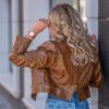 Ексклузивно късо кожено яке модел VK- 2323 от ГОЯ Leather. Нов модел изработен от висококачествена агнешка кожа . Модела е в оригинален цвят с кроко е ефект. Ексклузивно късо дамско кожено яке модел VK- 2323 Представяме на вашето внимание късо дамско байкер яке от висококачествена естествена кожа, с оригинален кроко ефект. Този стилен и модерен модел е с дължина 42-43 см и се затваря диагонално с цип в предната част. Якето е контрастни аксесоари- капси и цип в златисто. Особен ефект представляват ципът на гърба и на ръкавите. Кафявият цвят на коженото яке придава елегантност и чар. Обърнато е специално внимание на всеки детайл, за да се създаде перфектната визия за една модерна и стилна жена. Естествената кожа е гаранция за издръжливост и комфорт. Подарете си качествен продукт, който ще стане неизменна част от гардероба ви и ще подчертае безупречния ви вкус. Почувствайте изисканост и лукс с това превъзходно кожено болеро яке! Бъдете на гребена на модната вълна!