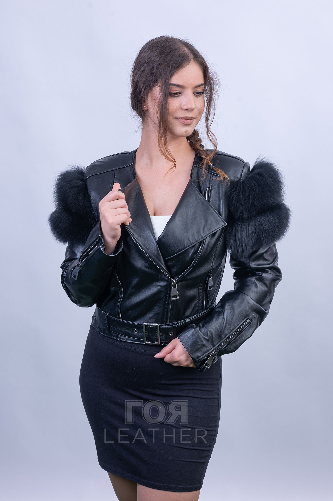 Късо кожено яке с лисица от ГОЯ Leather.Екстравагантен къс модел кожено яке с гарнитура по ръкавите от лисица. Изделието е изработено от 100% естествена кожа.