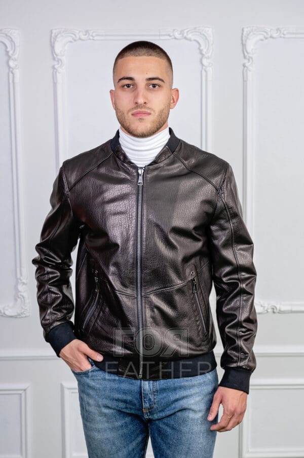 Мъжко яке бомбър от ГОЯ Leather. 100% естествена кожа. Спортен модел. Черно кожено яке. Кожено яке с ластик.