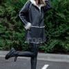 Дамски кожух Зина от ГОЯ Leather. Нов модел зимна колекция 2021 г. Кожухът е изработен от 100% естествена кожа. Обработката на лицевата е напалан и може да се носи и при влажно време. Права линия на модела.