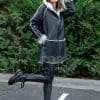 Дамски кожух Зина от ГОЯ Leather. Нов модел зимна колекция 2021 г. Кожухът е изработен от 100% естествена кожа. Обработката на лицевата е напалан и може да се носи и при влажно време. Права линия на модела.