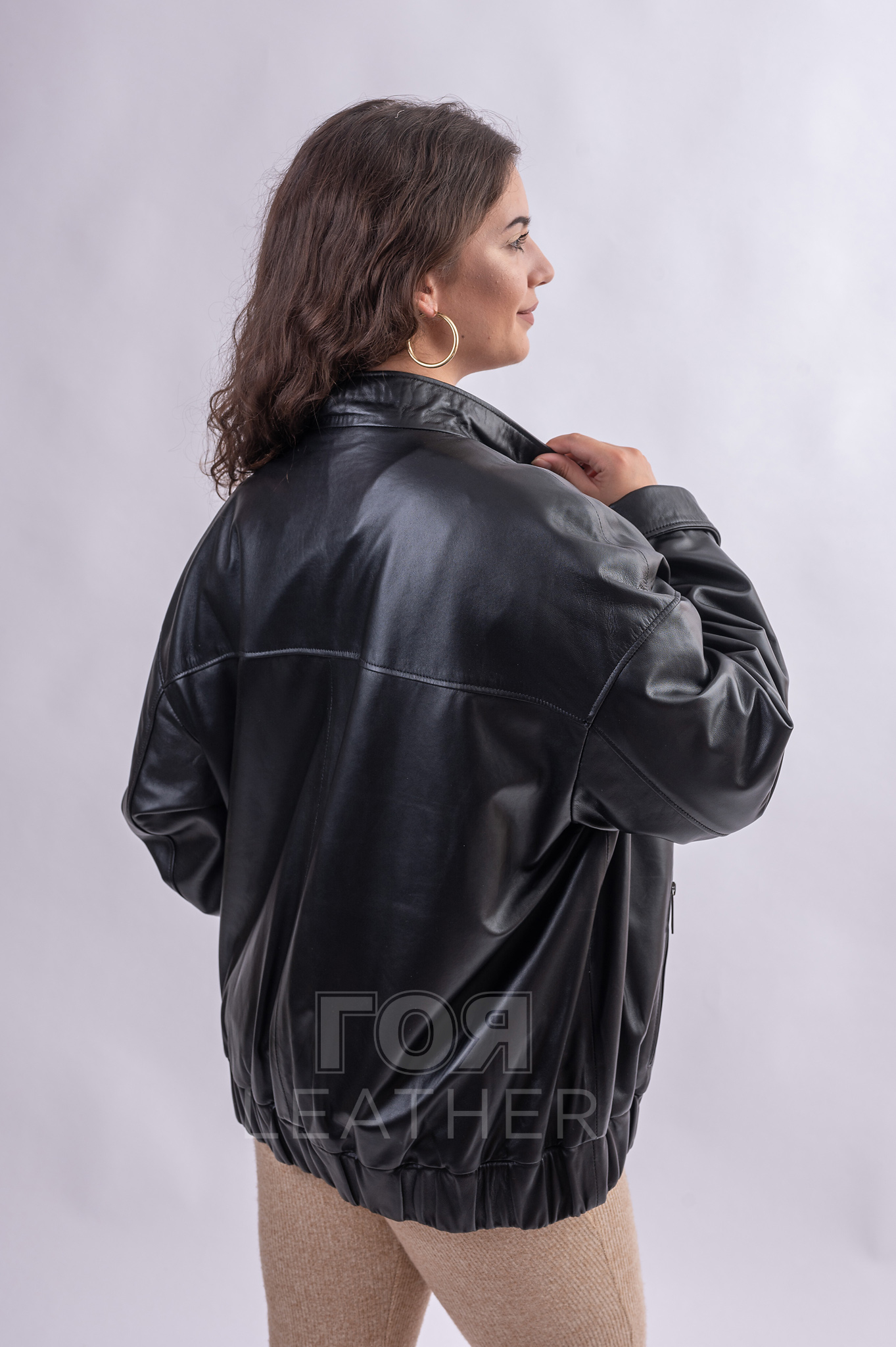 Модерно дамско кожено яке в стил овърсайз. Нов модел в колекцията на ГОЯ Leather. Моделът е с кожен ластик широк 6 см. в долната част. Разполага с три външни джобове, затворени с ципове. Кройката е изключително удобна и комфортна.