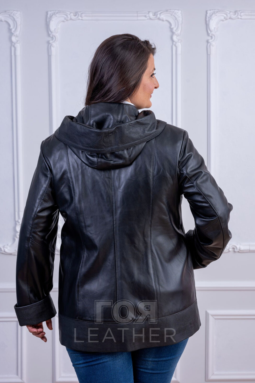 Дамско черно яке с качулка от ГОЯ Leather. Нов модел дамско яке изработен от 100% естествена кожа. Двуцветна комбинация ,червено и черно.