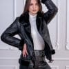 Дамски спортен кожух черен от ГОЯ Leather. Дамски спортен кожух от ГОЯ Leather. Нов модел изработен в комбинация от релефна агнешка напа и агнешка тула. Модерна авиаторска кройка. Колекция зима 2021 г.