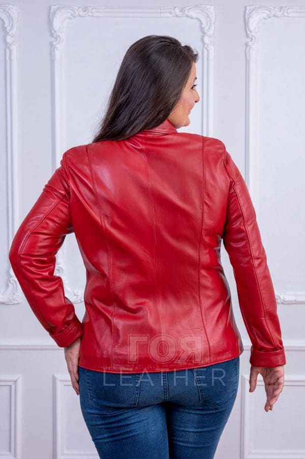 Дамско червено кожено яке от ГОЯ Leather. Спортно елегантен модел от висококачествена агнешка кожа. Закопчаване с метален цип, има и два външни джоба с капси.