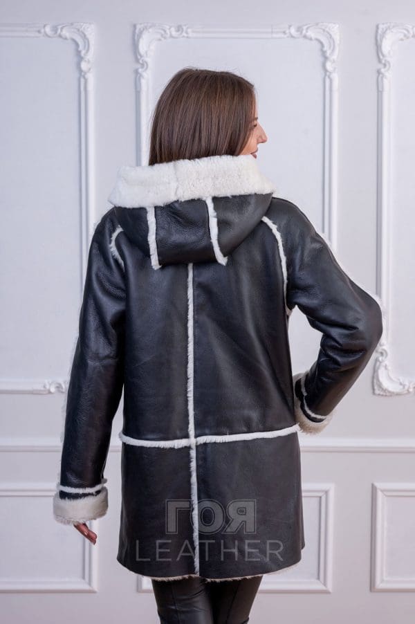 Дамски кожух Зина от ГОЯ Leather. Нов модел зимна колекция 2021 г. Кожухът е изработен от 100% естествена кожа. Обработката на лицевата е напалан и може да се носи и при влажно време. Права линия на модела.