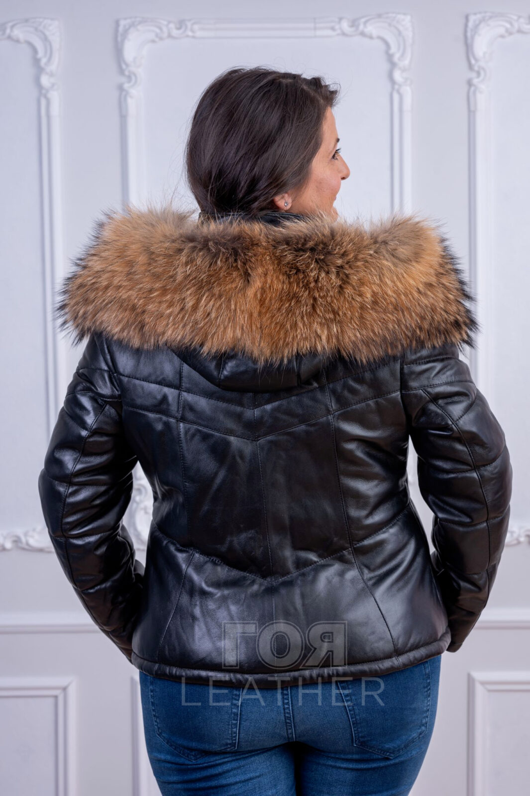 Зимно яке с качулка енот от ГОЯ Leather. Модел изработен от 100% естетвена агнешка напа. Подвижна качулка с богата гарнитура от енот. Лека, топла и комфортна дреха за студените зимни дни.