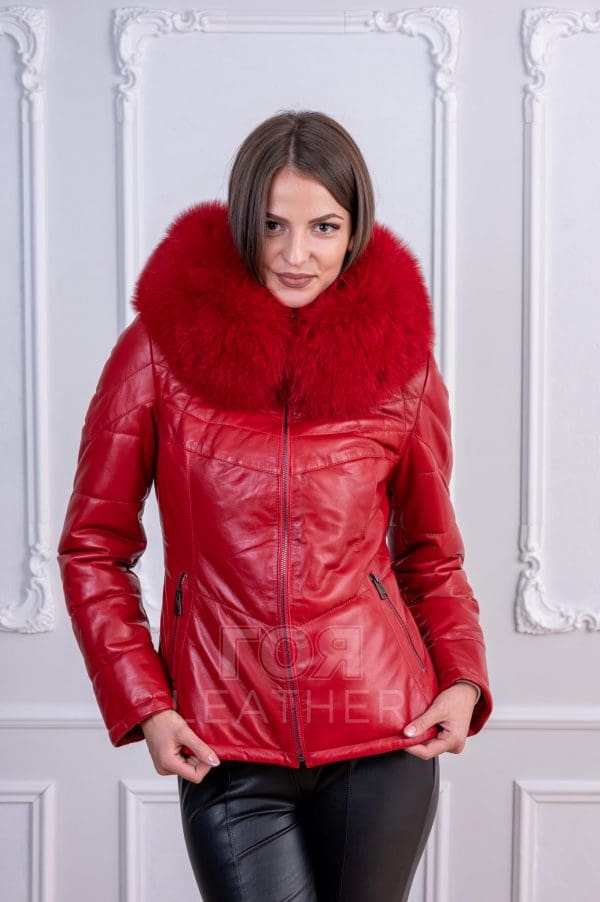 Зимно яке с качулка-червено от ГОЯ Leather. Модел изработен от 100% естетвена агнешка напа. Подвижна качулка с богата гарнитура от лисица. Лека, топла и комфортна дреха за студените зимни дни.