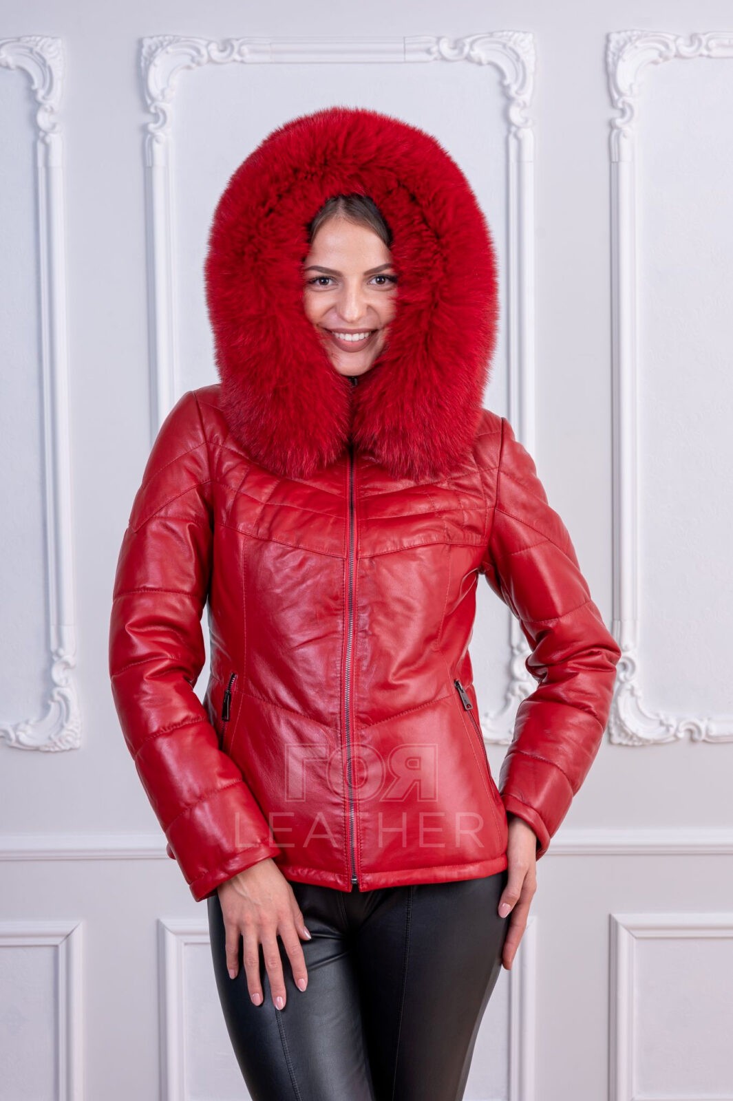 Зимно яке с качулка-червено от ГОЯ Leather. Модел изработен от 100% естетвена агнешка напа. Подвижна качулка с богата гарнитура от лисица. Лека, топла и комфортна дреха за студените зимни дни.