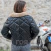 VK- 336 Специално за нашите клиенти, любители да се обличате стилно и с вкус ГОЯ LEATHER сме подготвили нов продукт - ватирано кожено яке-парка с кожена яка от норка VK- 336. Моделът изглежда модерен и уникален. Можете лесно да изберете красиви обувки и аксесоари, които да вървят с него. Продуктът е ушит от естествена гладка агнешка кожа. Този модел е изработен от най-висококачествени суровини. Kожа, изключително еластична и мека на допир, лека и удобна за носене. Вътре има съвременна изолация от ТЕРМОВАТА. Благодарение на нея якето може да се носи удобно в студено време. Шикозната украса на модела е яка от естествена кожа на норка. Поради нежния на допир косъм, яката изглежда много красива и елегантна. В допълнение има ефектни златисти ципове и аксесоари.