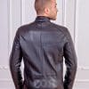 Мъжко кожено яке от ГОЯ Leather. Модел с изчистена и елегантна линия, изработен от релефна агнешка кожа. Нов модел колекция 2021 г.