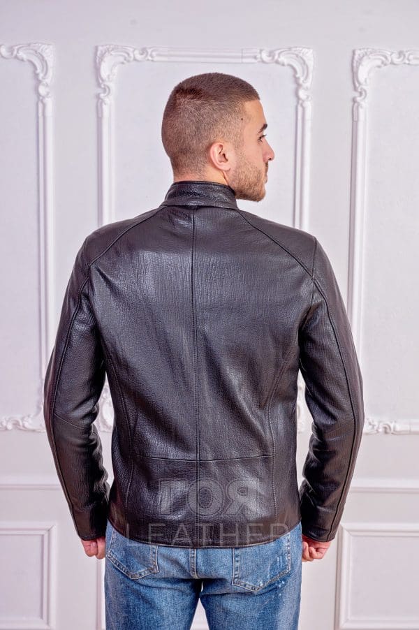 Мъжко кожено яке от ГОЯ Leather. Модел с изчистена и елегантна линия, изработен от релефна агнешка кожа. Нов модел колекция 2021 г.
