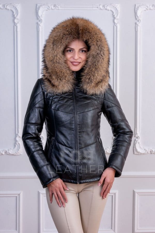 Зимно яке с качулка енот от ГОЯ Leather. Модел изработен от 100% естетвена агнешка напа. Подвижна качулка с богата гарнитура от енот. Лека, топла и комфортна дреха за студените зимни дни.