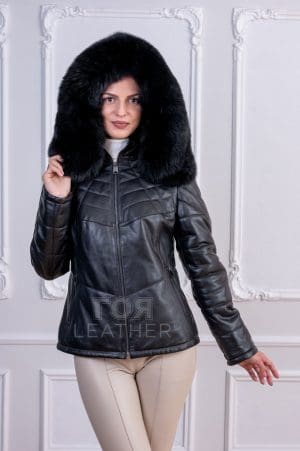 Зимно яке с качулка-черно от ГОЯ Leather. Модел изработен от 100% естетвена агнешка напа. Подвижна качулка с богата гарнитура от лисица. Лека, топла и комфортна дреха за студените зимни дни.