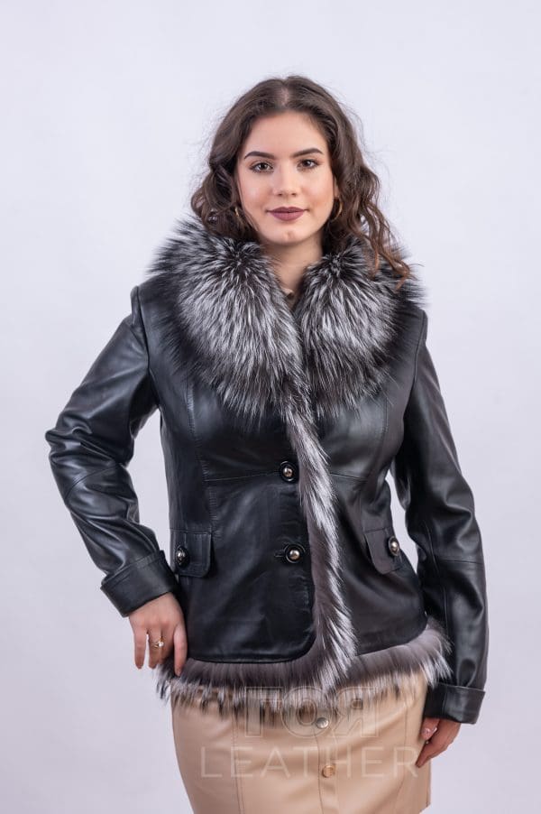 Дамско кожено сако с лисица от ГОЯ Leather. Нов модел кожено сако с красива гарнитура от натурална сребърна лисица. Вталена елегантна кройка, модел подходящ за сезон пролет и есен.