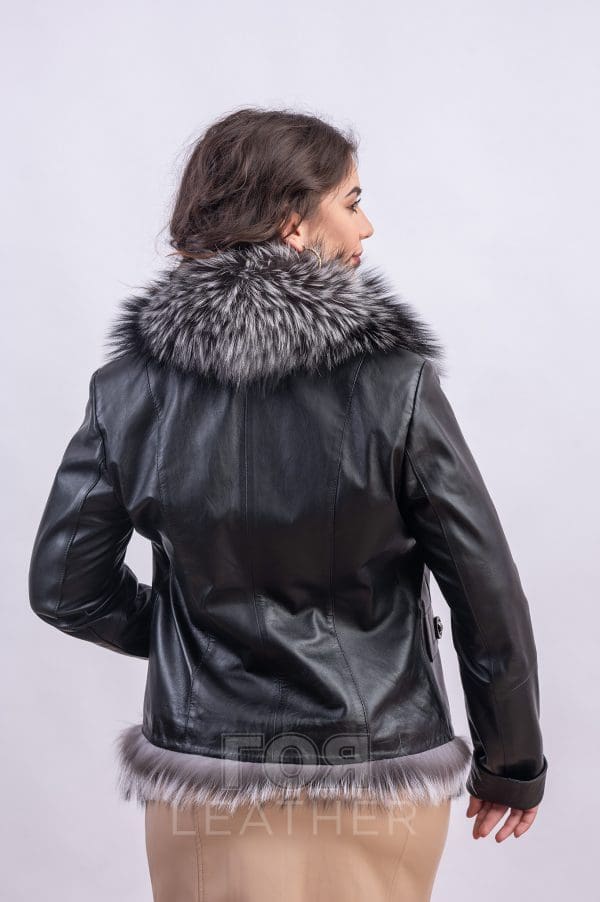 Дамско кожено сако с лисица от ГОЯ Leather. Нов модел кожено сако с красива гарнитура от натурална сребърна лисица. Вталена елегантна кройка, модел подходящ за сезон пролет и есен.