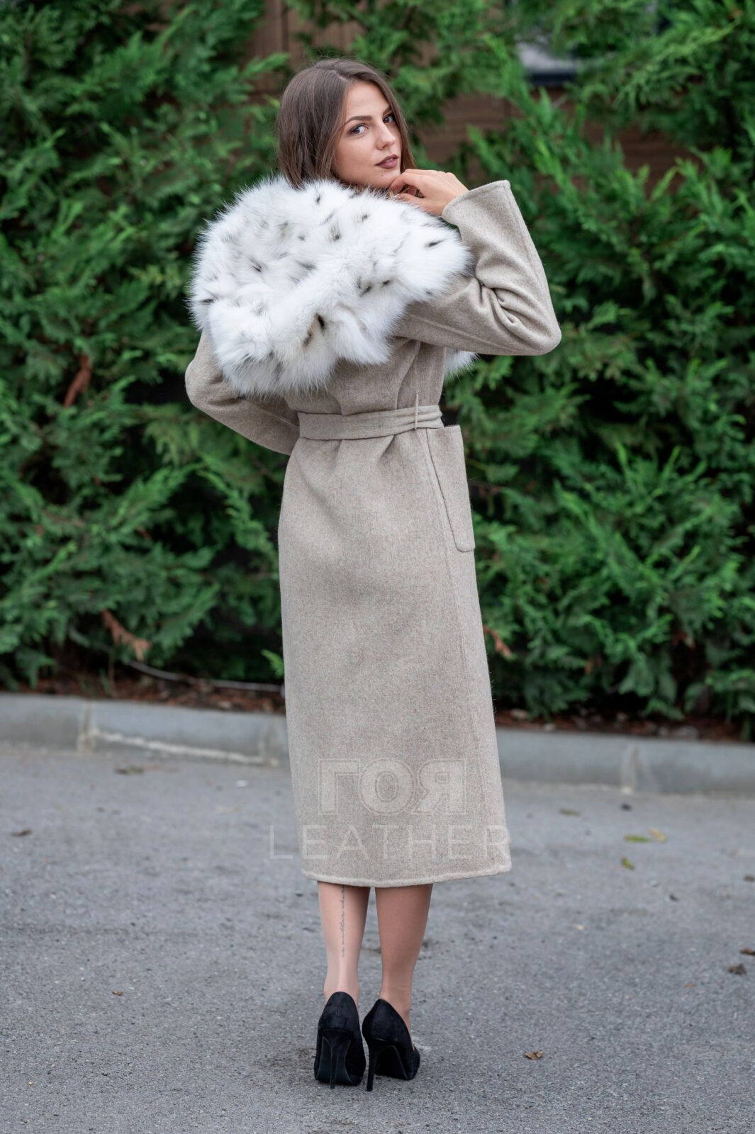 Дълго палто от алпака с качулка от ГОЯ Leather. Нов издължен модел с атрактивна качулка с лисица.