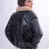 VK- 336 Специално за нашите клиенти, любители да се обличате стилно и с вкус ГОЯ LEATHER сме подготвили нов продукт - ватирано кожено яке-парка с кожена яка от норка VK- 336. Моделът изглежда модерен и уникален. Можете лесно да изберете красиви обувки и аксесоари, които да вървят с него. Продуктът е ушит от естествена гладка агнешка кожа. Този модел е изработен от най-висококачествени суровини. Kожа, изключително еластична и мека на допир, лека и удобна за носене. Вътре има съвременна изолация от ТЕРМОВАТА. Благодарение на нея якето може да се носи удобно в студено време. Шикозната украса на модела е яка от естествена кожа на норка. Поради нежния на допир косъм, яката изглежда много красива и елегантна. В допълнение има ефектни златисти ципове и аксесоари.