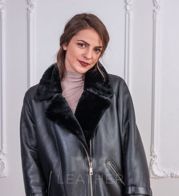 Дамски кожух пилот черен от ГОЯ Leather. Модерна кройка стил авиатор от колекция зима 2021 г. Дамски кожух пилот с напалан обработка на кожата за сухо и влажно време. Модерен спортен кожух.
