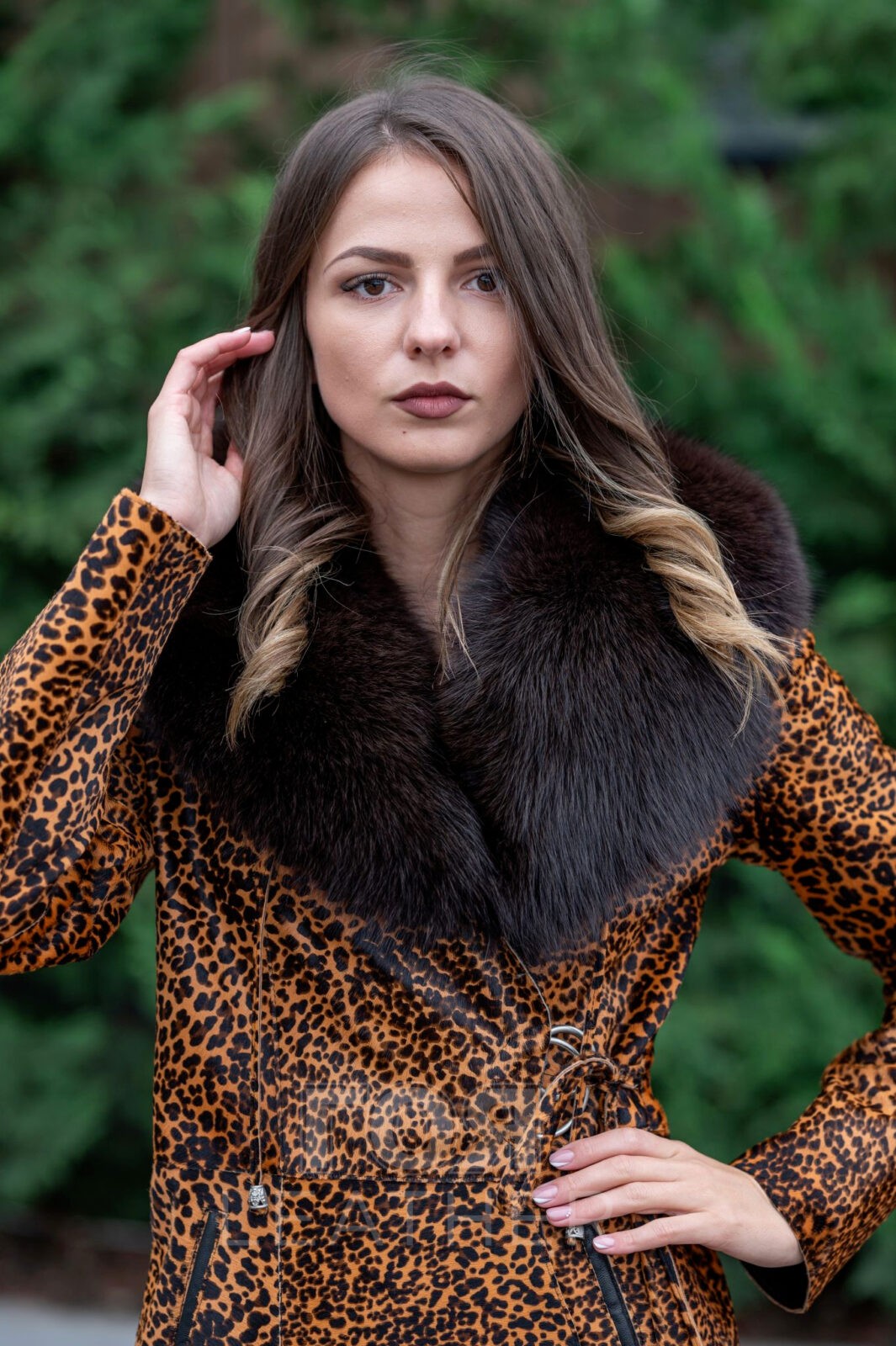 Луксозно дамско палто от пони с яка лисица. Нов ексклузивен модел палто от пони в леопардов принт. Изключително богата яка от лисица. Елегантно и стилно палто със впечатляваща визия.