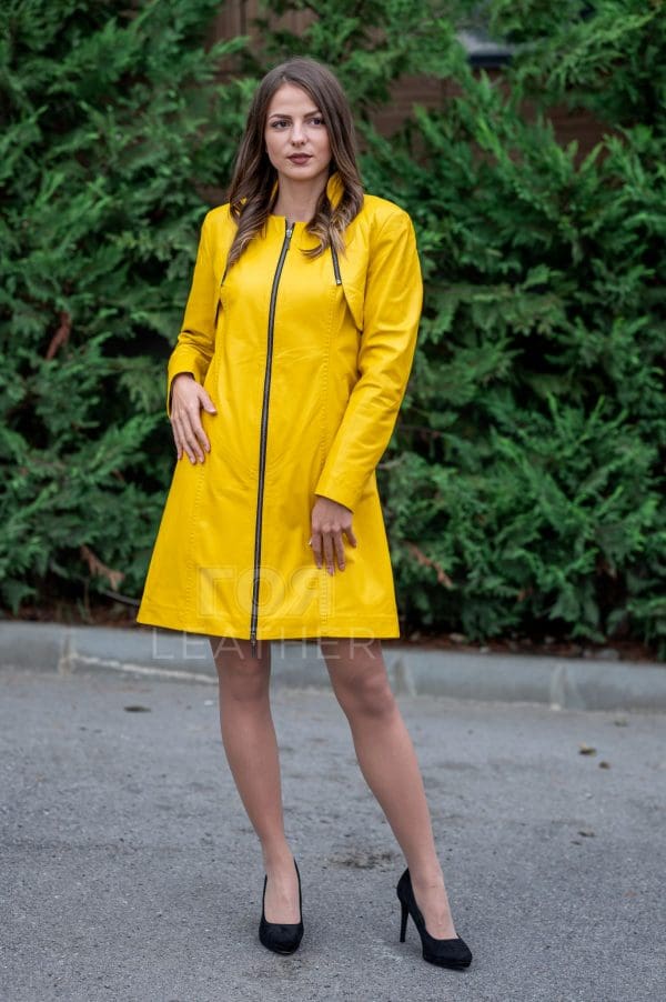 Дамско жълто кожено манто от ГОЯ Leather. Нов модел дамско манто с подвижни ръкави. Оригинална изработка, позволяваща две различни визии на дрехата.