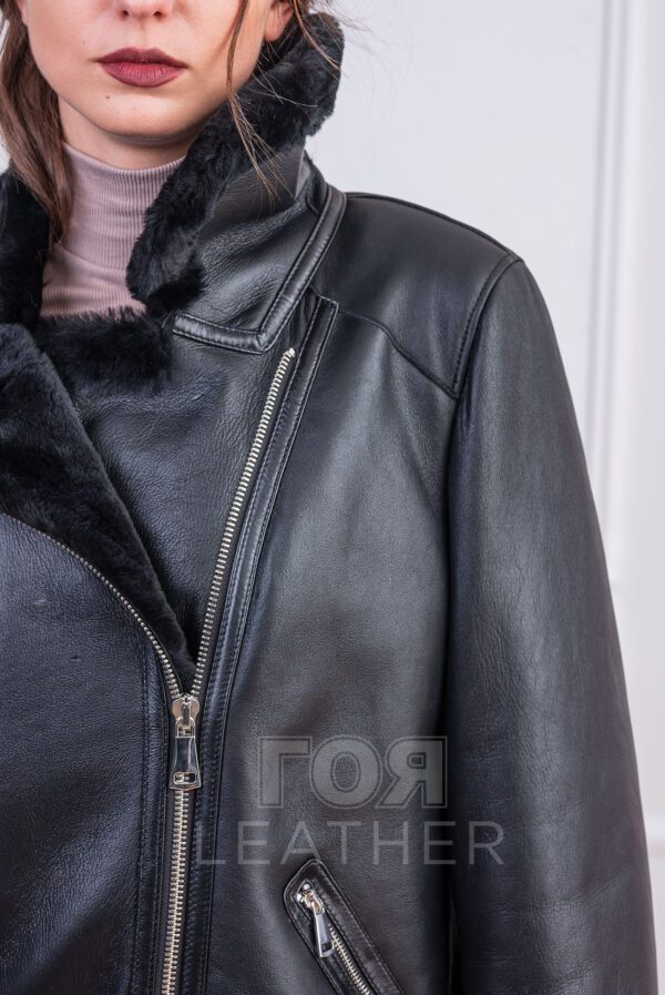 Дамски кожух пилот черен от ГОЯ Leather. Модерна кройка стил авиатор от колекция зима 2021 г. Дамски кожух пилот с напалан обработка на кожата за сухо и влажно време. Модерен спортен кожух.