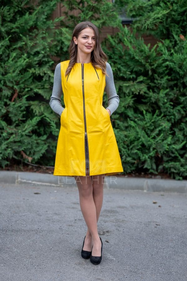 Дамско жълто кожено манто от ГОЯ Leather. Нов модел дамско манто с подвижни ръкави. Оригинална изработка, позволяваща две различни визии на дрехата.