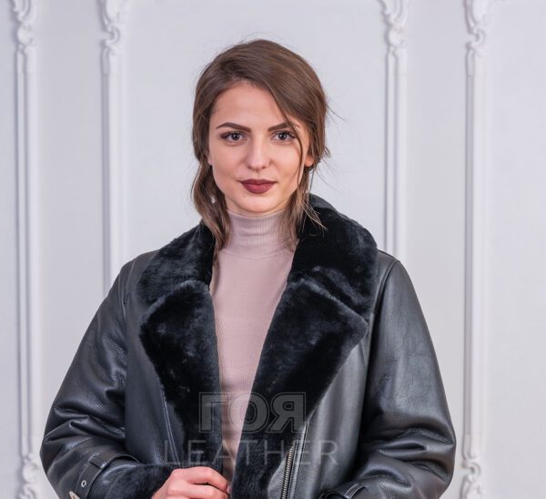 Дамски кожух пилот черен от ГОЯ Leather. Модерна кройка стил авиатор от колекция зима 2021 г. Дамски кожух пилот с напалан обработка на кожата за сухо и влажно време. Модерен спортен кожух.
