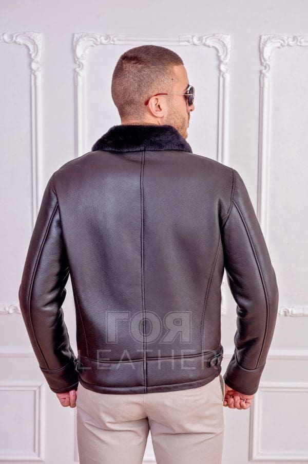 Мъжки кожух- Борис от ГОЯ Leather. Моделът е изработен от 100% естествена кожа- Агнешка тула. Напалан обработката на лицевата страна позволява носене и при влажно време.