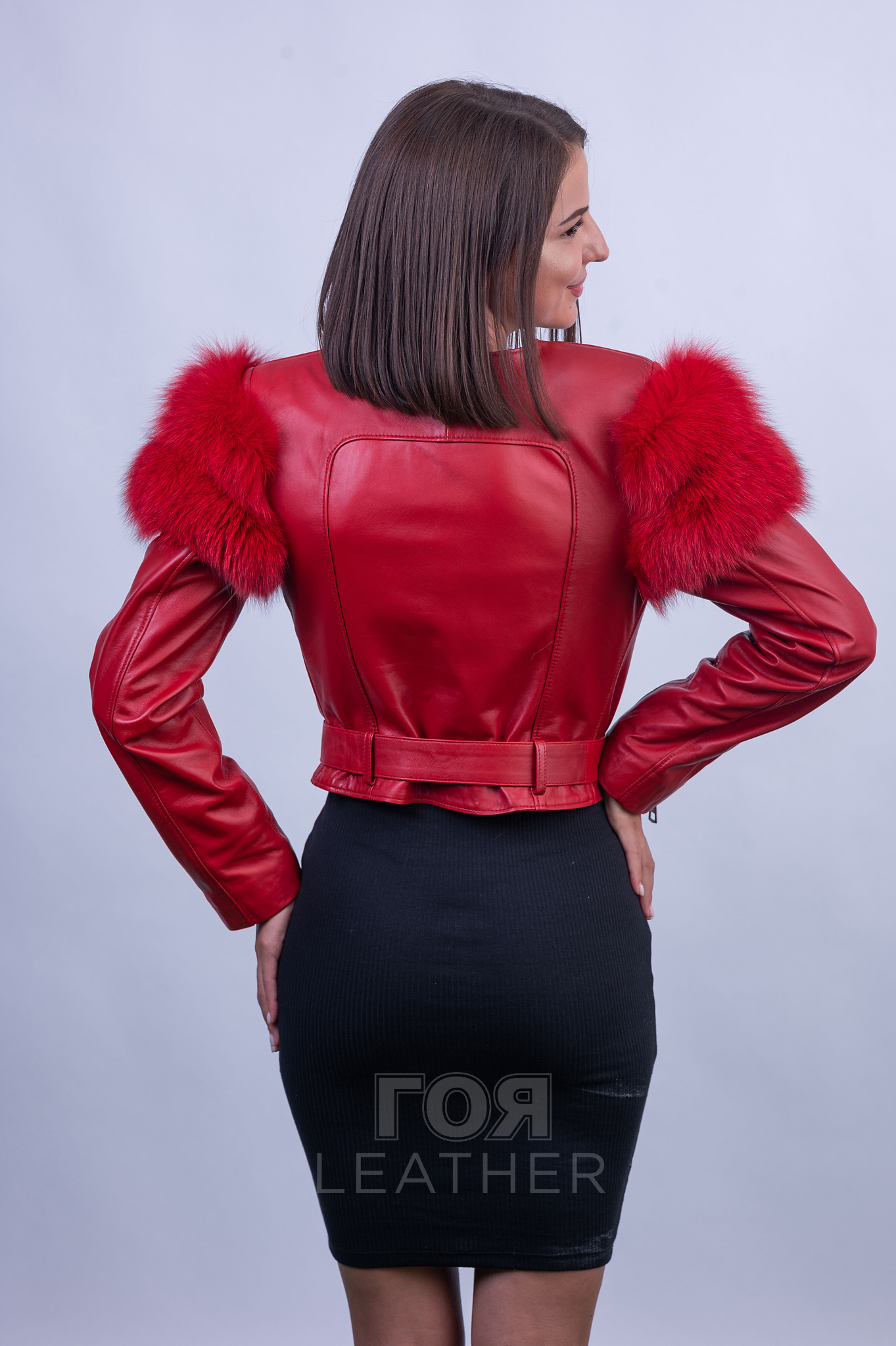 Червено кожено яке с лисица от ГОЯ Leather. Екстравагантен къс модел кожено яке с гарнитура по ръкавите от лисица. Изделието е изработено от 100% естествена кожа.
