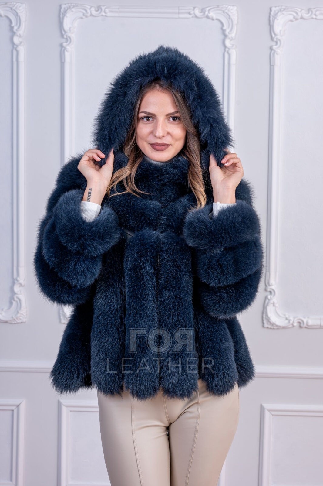 Луксозно палто от лисица с качулка от ГОЯ Leather. Нов модел палто от лисица с подвижни ръкави. Късо, вталено палто с въз можност да се носи и като елек.