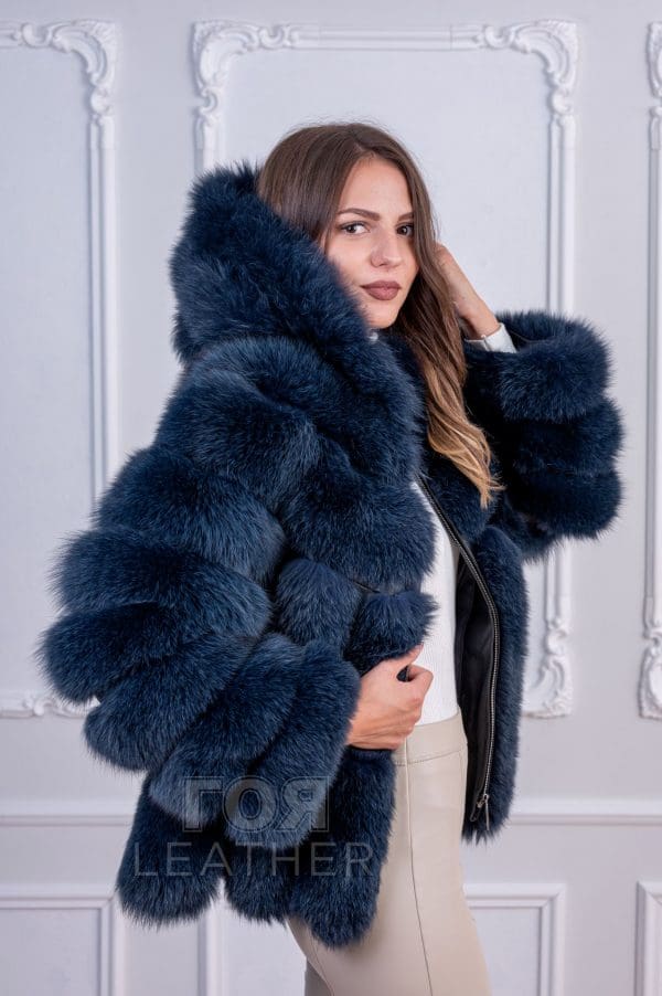 Луксозно палто от лисица с качулка от ГОЯ Leather. Нов модел палто от лисица с подвижни ръкави. Късо, вталено палто с въз можност да се носи и като елек.