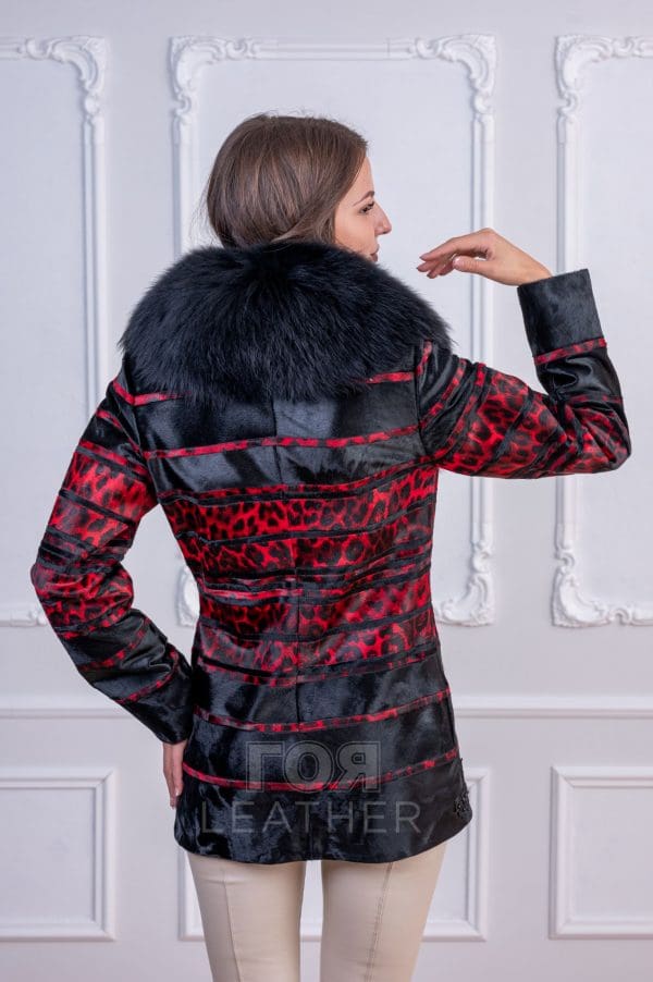 Луксозно палто от пони с енот- червено от ГОЯ Leather. Уникален бутиков модел изработен в съчетание от луксозна кожа от пони и енот. Нов моде колекция пролет-есен 2021 г.