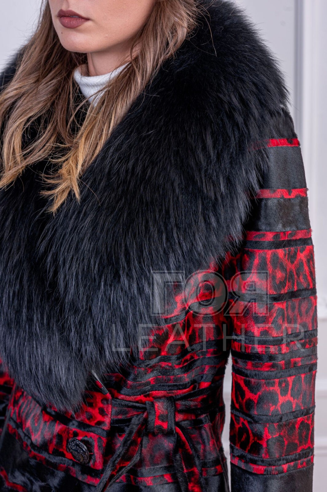 Луксозно палто от пони с енот- червено от ГОЯ Leather. Уникален бутиков модел изработен в съчетание от луксозна кожа от пони и енот. Нов моде колекция пролет-есен 2021 г.