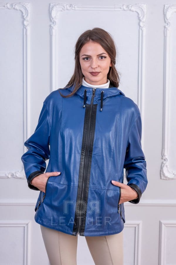 Дамско синьо кожено яке с качулка от ГОЯ Leather. Двуцветно кожено яке с качулка с възможност да се изработва в различни цветови комбинации.