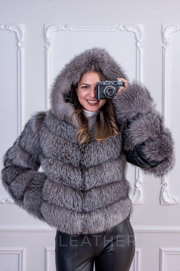 Луксозно палто от сребърна лисица с качулка от ГОЯ Leather. Нов модел дамско палто с подвижни ръкави и възможност да се носи като елек.