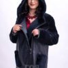 Дамски олекотен кожух от ГОЯ Leather. Нов модел, изключително лек дамски кожух с права кройка стил оверсайз. Изработен е от агнешка тула с покритие напалан, предпазващо от влага. Моделът е с прикачени външни джобове и неподвижна качулка. Страничните ципове на кожуха подсилват комфорта при носене. Кожух с модерна визия, лек и комфортен за носене.