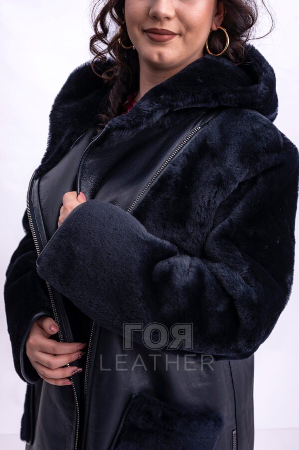 Дамски олекотен кожух от ГОЯ Leather. Нов модел, изключително лек дамски кожух с права кройка стил оверсайз. Изработен е от агнешка тула с покритие напалан, предпазващо от влага. Моделът е с прикачени външни джобове и неподвижна качулка. Страничните ципове на кожуха подсилват комфорта при носене. Кожух с модерна визия, лек и комфортен за носене.