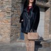 Дамски олекотен кожух от ГОЯ Leather. Нов модел, изключително лек дамски кожух с права кройка стил оверсайз. Изработен е от агнешка тула с покритие напалан, предпазващо от влага. Моделът е с прикачени външни джобове и неподвижна качулка. Страничните ципове на кожуха подсилват комфорта при носене. Кожух с модерна визия, лек и комфортен за носене.